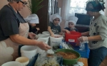Помогают внуки!