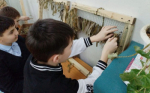 Мордбугурусланские школьники-юнармейцы продолжают плести маскировочные костюмы для участников СВО
