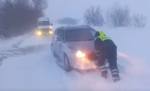Полицейские помогли автмообилистам выбраться из снежного плена
