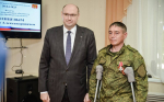 Врио губернатора области в Александровском районе вручил орден Мужества ветерану СВО