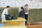 В Бугурусланском районе школьники возобновили работу по плетению маскировочных костюмов